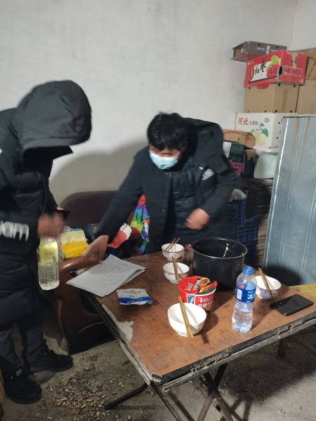 黄北坪乡枣林村副支书丁爱林以岗位家,放下碗筷,又投入紧张的工作中(图右一) 黄北坪乡枣林村副支书丁爱林以岗位家,放下碗筷,又投入紧张的工作中(图右一)
