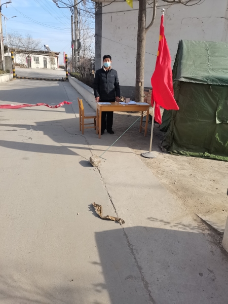 南邢郭镇西王俄村支部书记曹素民在村口防疫一线 南邢郭镇西王俄村支部书记曹素民在村口防疫一线